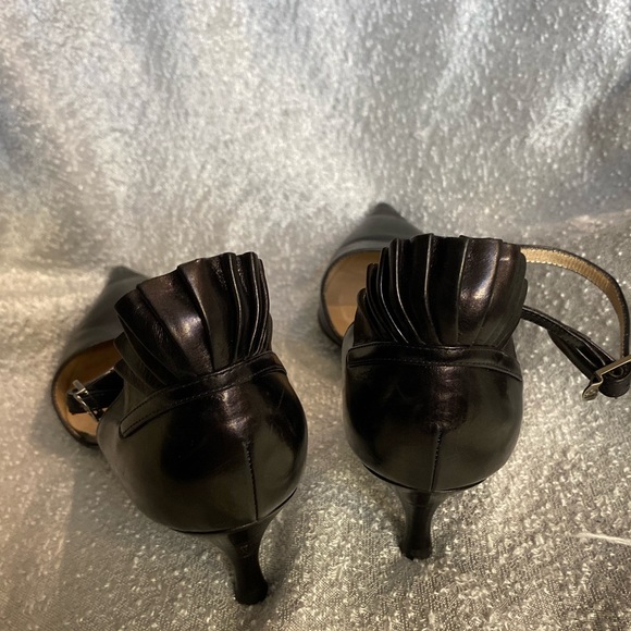 Giorgio Armani Leather Scalloped Accent 2" pumps w/logo charm size 40 - Picture 2 of 16